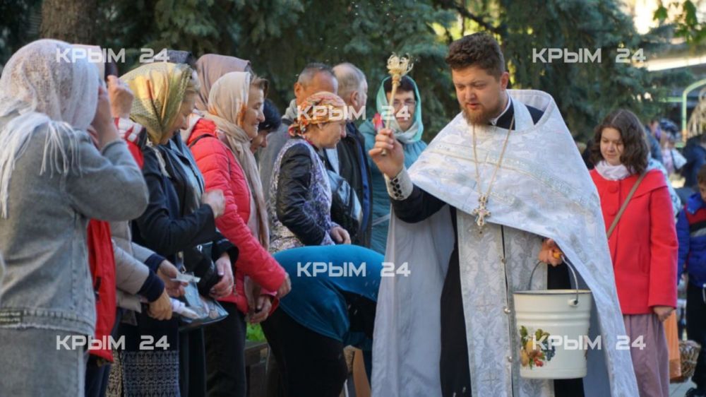 В храм Трёх Святителей в Симферополе продолжают приходить крымчане, чтобы освятить пасхальные куличи и яйца