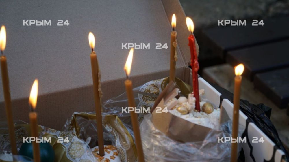 В храм Трёх Святителей в Симферополе продолжают приходить крымчане, чтобы освятить пасхальные куличи и яйца