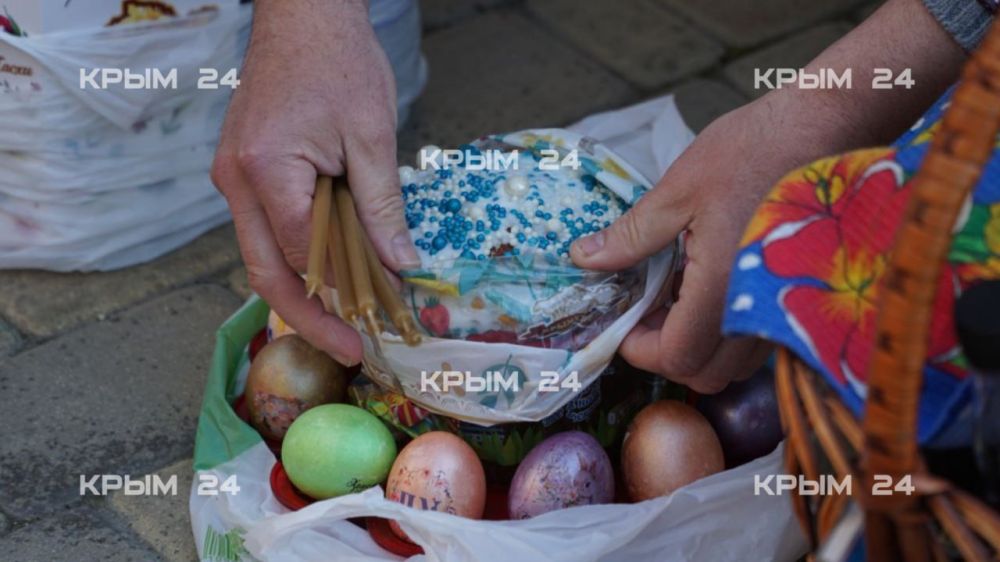 В храм Трёх Святителей в Симферополе продолжают приходить крымчане, чтобы освятить пасхальные куличи и яйца
