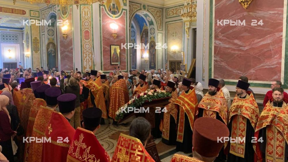 Благодатный огонь прибыл в Симферополь Благодатный огонь прибыл в Симферополь