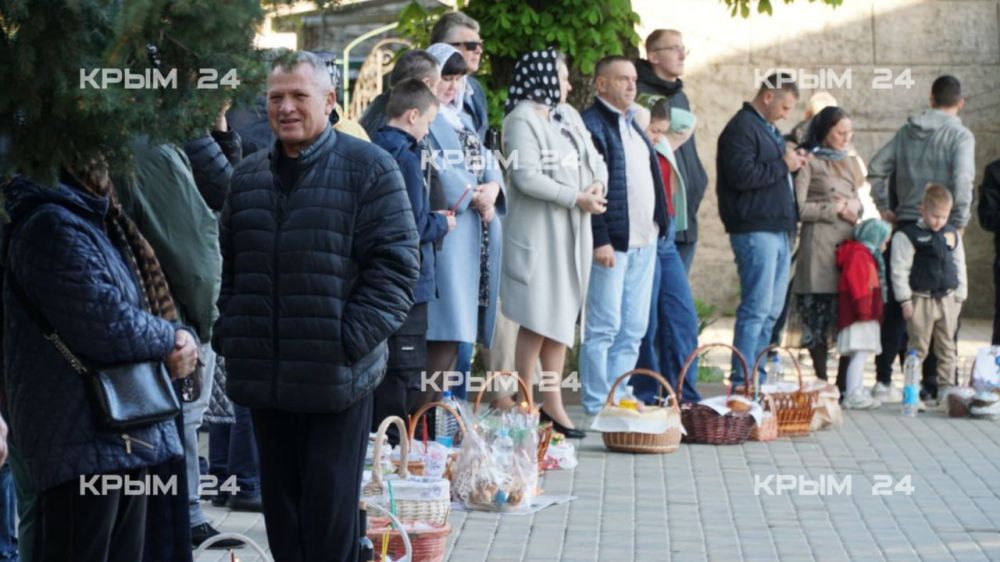 В храм Трёх Святителей в Симферополе продолжают приходить крымчане, чтобы освятить пасхальные куличи и яйца