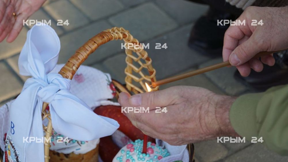 В храм Трёх Святителей в Симферополе продолжают приходить крымчане, чтобы освятить пасхальные куличи и яйца