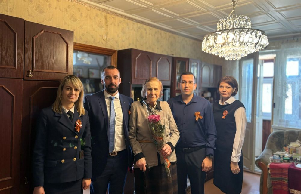 Мировые судьи Феодосийского судебного района, сотрудники их аппаратов и помощник Председателя Феодосийского городского суда посетили ветерана Великой Отечественной войны Мировые судьи Феодосийского судебного района, сотрудники их аппаратов и помощник Председателя Феодосийского городского суда посетили ветерана Великой Отечественной войны
