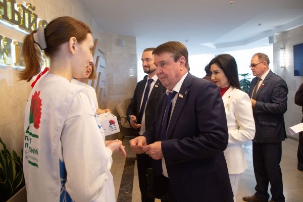 Депутаты крымского парламента присоединились к акции «Красная гвоздика»