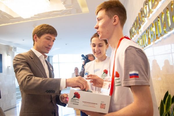 Депутаты крымского парламента присоединились к акции «Красная гвоздика»
