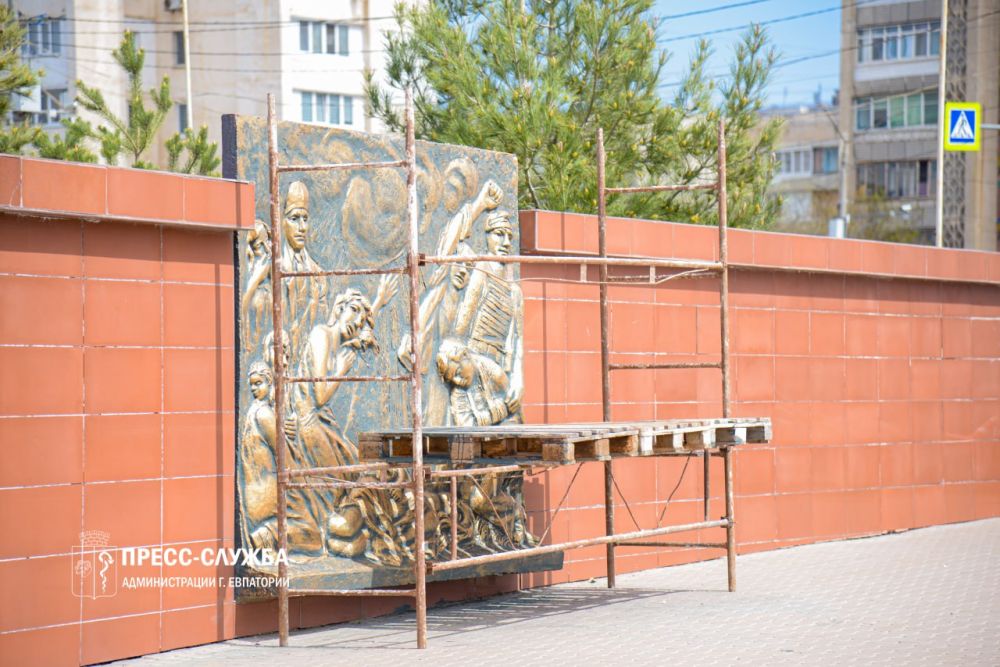 ФОТОФАКТ: В Евпатории продолжается важная работа по сохранению памяти о героях Великой Отечественной войне
