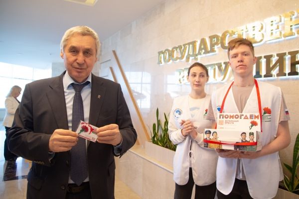 Депутаты крымского парламента присоединились к акции «Красная гвоздика»