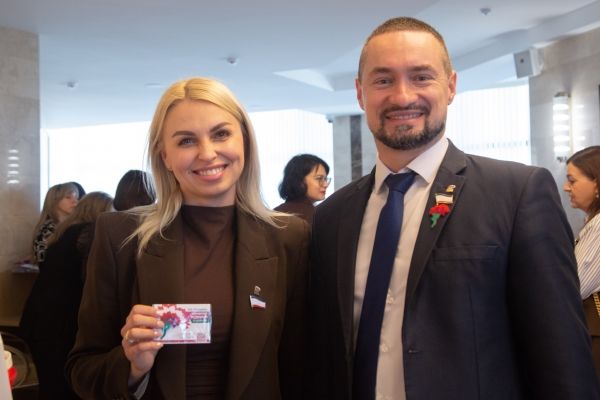 Депутаты крымского парламента присоединились к акции «Красная гвоздика»