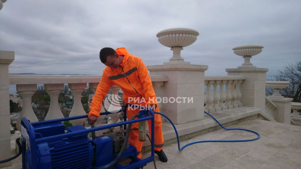 В Керчи стартовали работы по очистке Митридатской лестницы