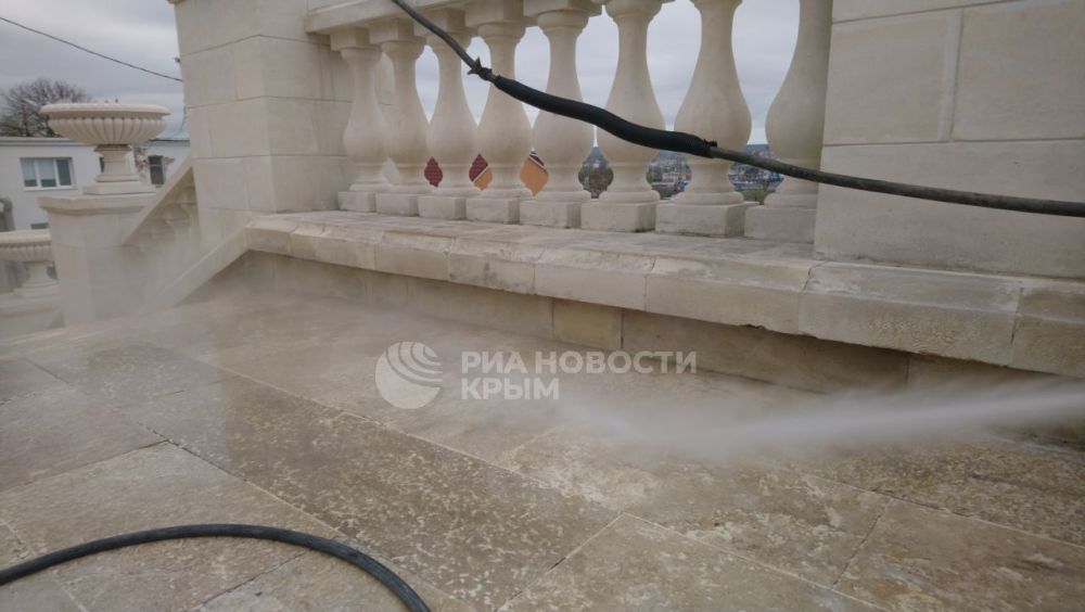 В Керчи стартовали работы по очистке Митридатской лестницы