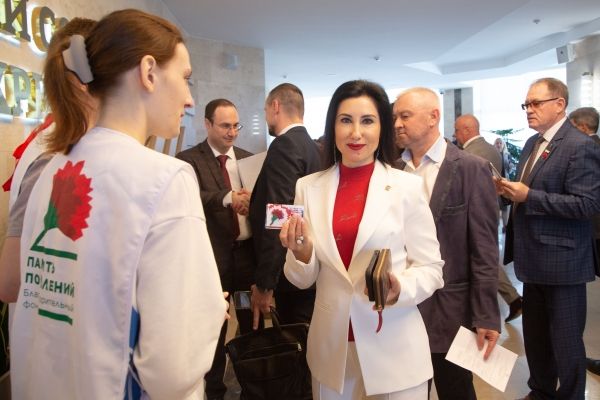 Депутаты крымского парламента присоединились к акции «Красная гвоздика»