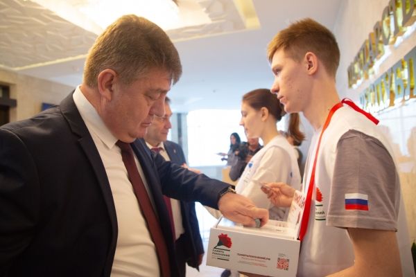 Депутаты крымского парламента присоединились к акции «Красная гвоздика»