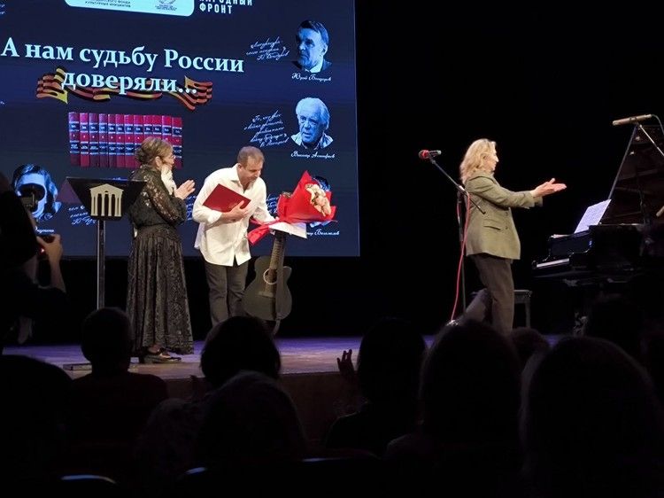 «Мы обязательно снова встретим нашу Победу»: Дмитрий Певцов дал концерт в Ялте