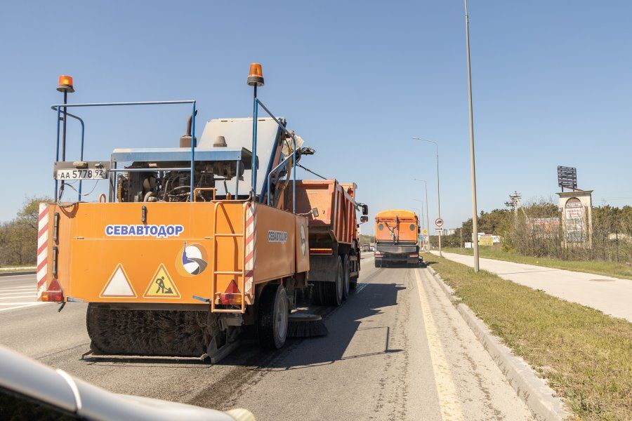 Севавтодор продолжает весеннюю очистку автомобильных дорог