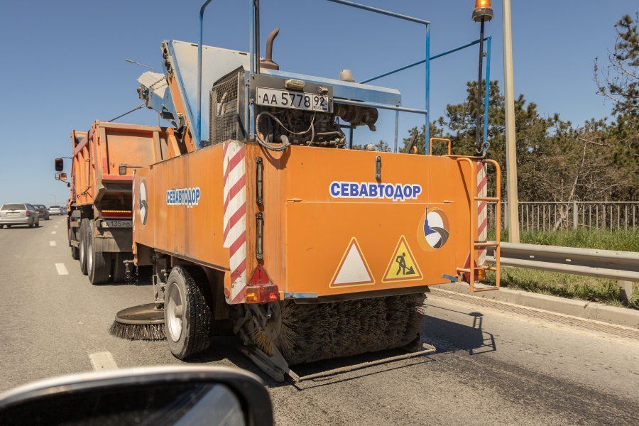 Севавтодор продолжает весеннюю очистку автомобильных дорог
