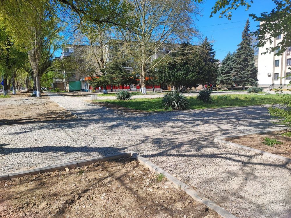 Олег Каторгин: В Керчи восстанавливают тротуары после работ по реконструкции магистрального водовода