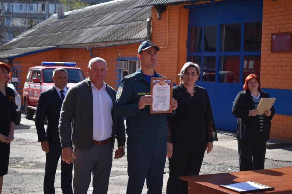 Сотрудников МЧС города поздравили с Днём пожарной охраны Сотрудников МЧС города поздравили с Днём пожарной охраны