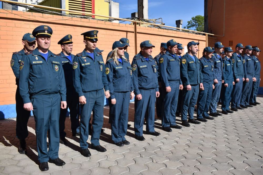 Сотрудников МЧС города поздравили с Днём пожарной охраны Сотрудников МЧС города поздравили с Днём пожарной охраны