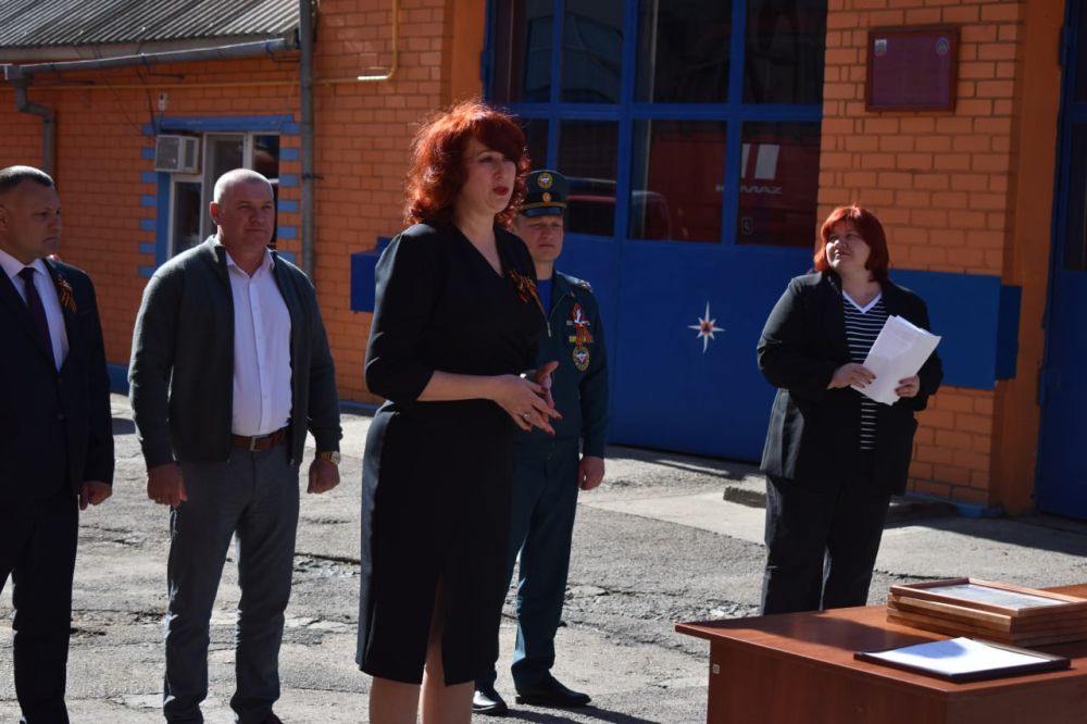 Сотрудников МЧС города поздравили с Днём пожарной охраны Сотрудников МЧС города поздравили с Днём пожарной охраны