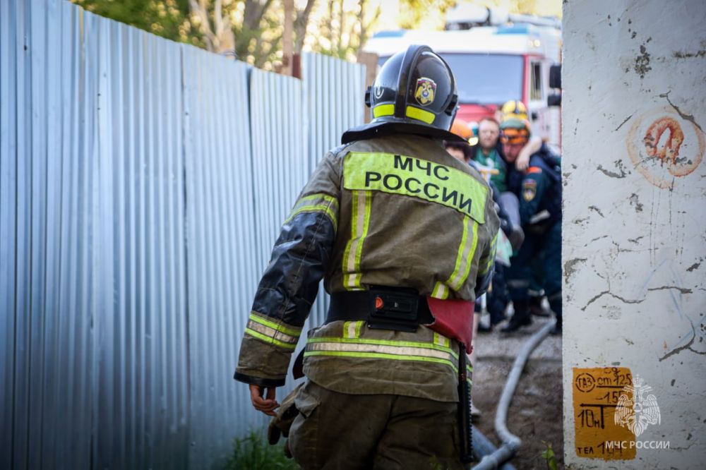 В Севастополе 20 человек спасли из пожара в многоквартирном доме