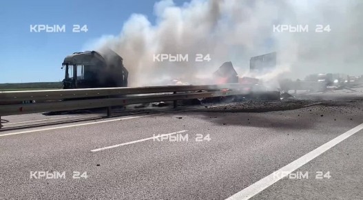 Пожарные начали тушить возгорание грузовика