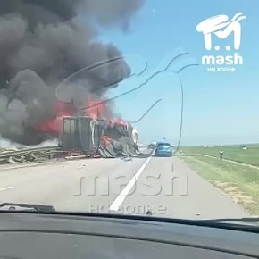 Пожарные потушили горящий грузовик на площади 40 квадратов