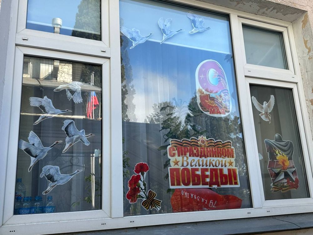 Янина Павленко: Миллионы окон по всей стране уже расписаны красками Победы Ялта с гордостью присоединилась к акции «Окна Победы» – по традиции в канун 9 мая в ней участвуют наши учреждения образования и школы искусств