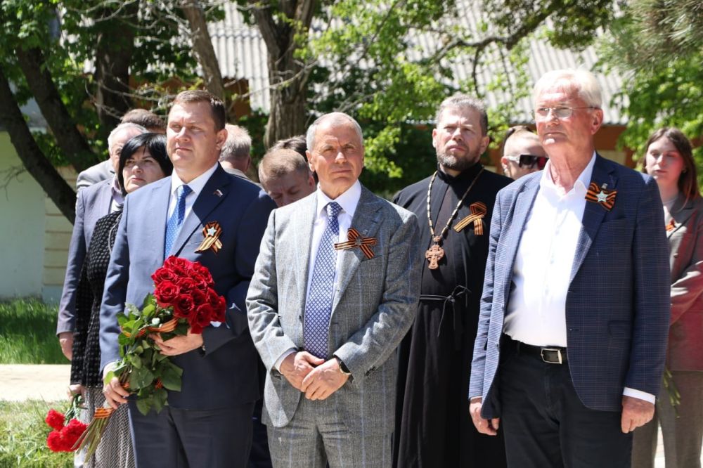 В поселке Научный прошла церемония возложения цветов к памятному знаку «Участникам Великой Отечественной войны 1941-1945 годов». В поселке Научный прошла церемония возложения цветов к памятному знаку «Участникам Великой Отечественной войны 1941-1945 годов».