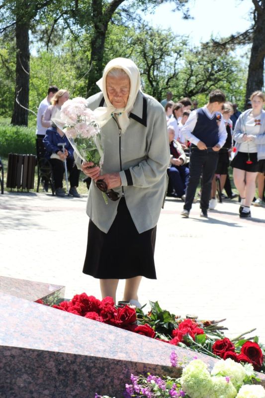 В поселке Научный прошла церемония возложения цветов к памятному знаку «Участникам Великой Отечественной войны 1941-1945 годов». В поселке Научный прошла церемония возложения цветов к памятному знаку «Участникам Великой Отечественной войны 1941-1945 годов».