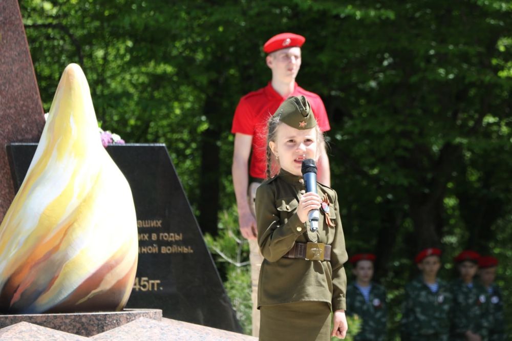 В поселке Научный прошла церемония возложения цветов к памятному знаку «Участникам Великой Отечественной войны 1941-1945 годов». В поселке Научный прошла церемония возложения цветов к памятному знаку «Участникам Великой Отечественной войны 1941-1945 годов».