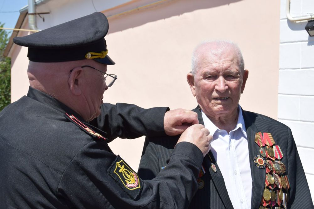 Василий Грабован: Накануне Дня Великой Победы Герой России Владимир Манохин поздравил наших ветеранов Великой Отечественной войны – Михаила Александровича Коробихина и Николая Федоровича Колесника