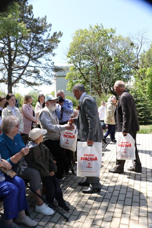 В поселке Научный прошла церемония возложения цветов к памятному знаку «Участникам Великой Отечественной войны 1941-1945 годов». В поселке Научный прошла церемония возложения цветов к памятному знаку «Участникам Великой Отечественной войны 1941-1945 годов».
