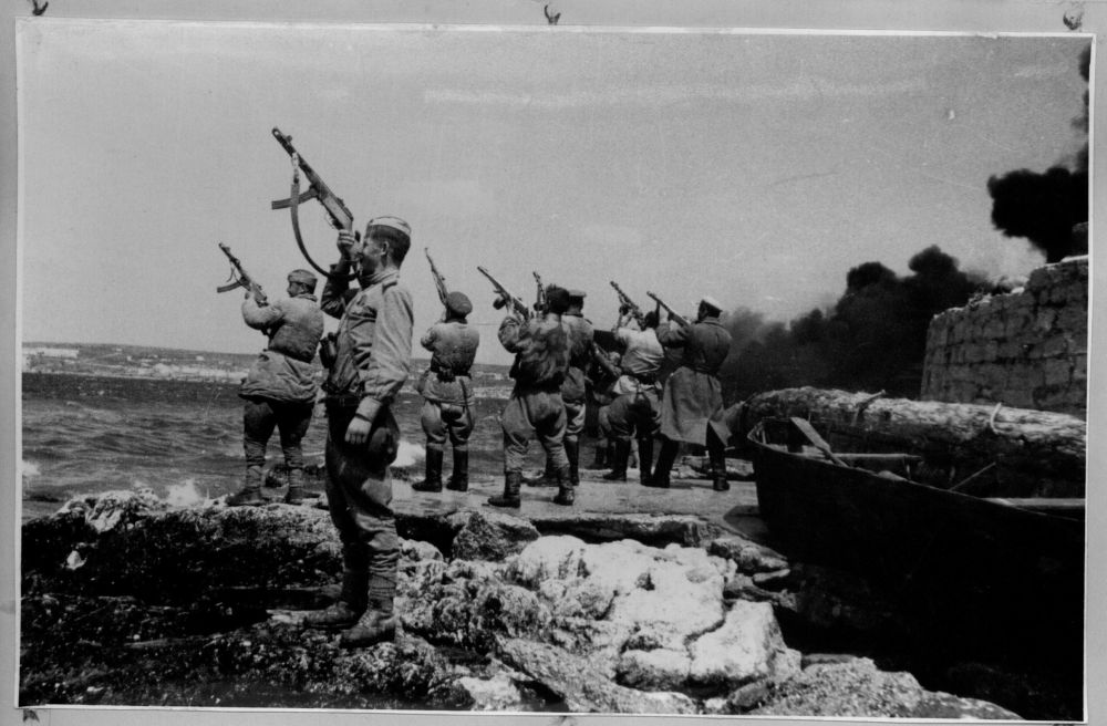   1944-:    