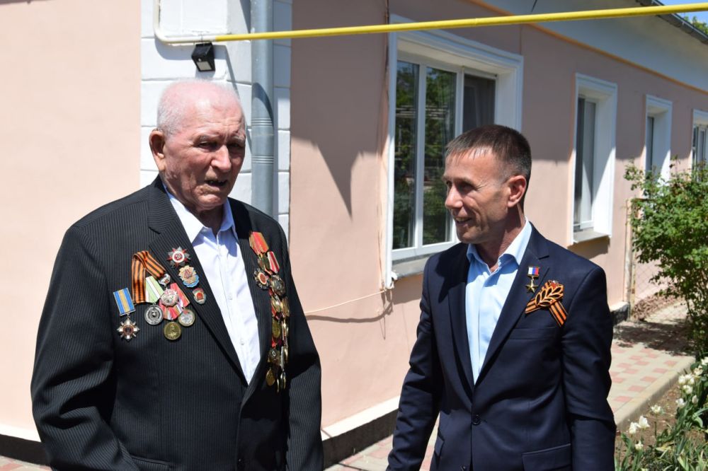 Василий Грабован: Накануне Дня Великой Победы Герой России Владимир Манохин поздравил наших ветеранов Великой Отечественной войны – Михаила Александровича Коробихина и Николая Федоровича Колесника