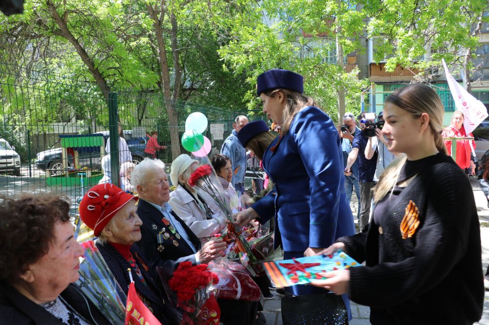 В Феодосии для ветеранов-фронтовиков провели концерт во дворе В Феодосии для ветеранов-фронтовиков провели концерт во дворе