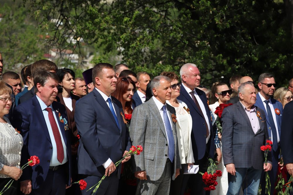 После реконструкции торжественно открыт мемориал Братское кладбище советских воинов в Бахчисарае на территории Ханского дворца После реконструкции торжественно открыт мемориал Братское кладбище советских воинов в Бахчисарае на территории Ханского дворца