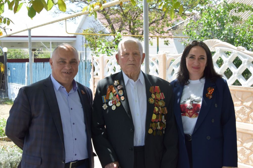 Василий Грабован: Накануне Дня Великой Победы Герой России Владимир Манохин поздравил наших ветеранов Великой Отечественной войны – Михаила Александровича Коробихина и Николая Федоровича Колесника