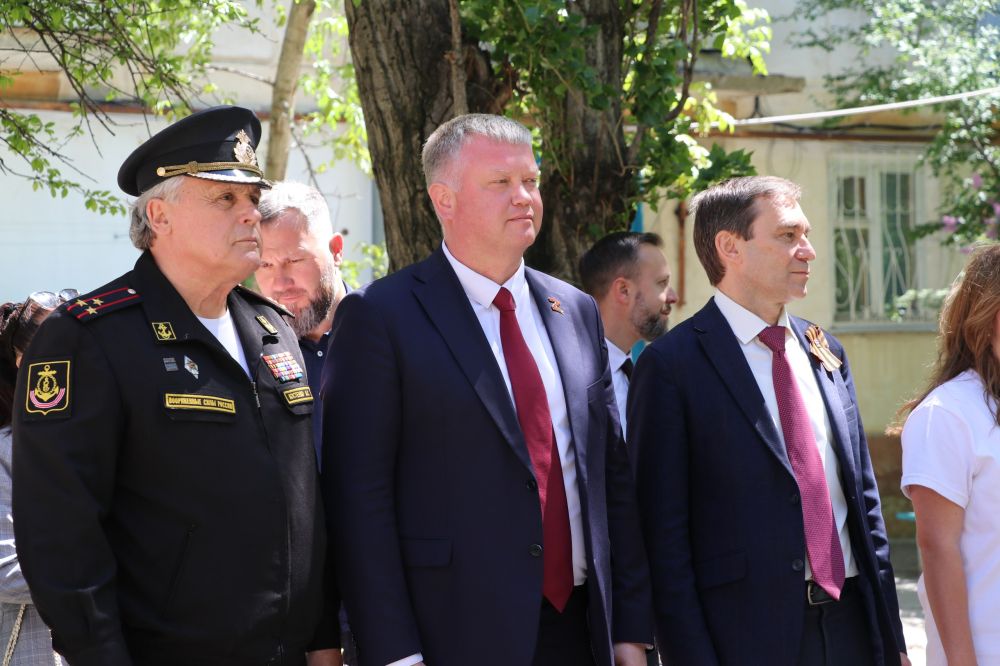 В Феодосии для ветеранов-фронтовиков провели концерт во дворе В Феодосии для ветеранов-фронтовиков провели концерт во дворе
