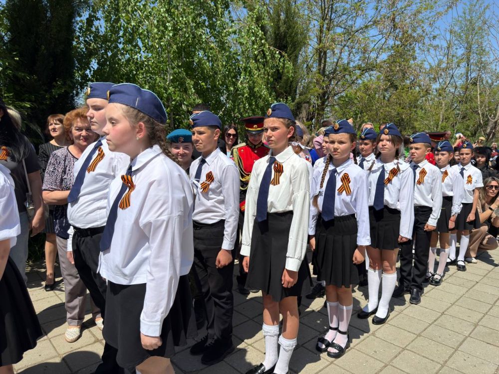Впечатляющим удался марш-смотр учащихся в форме различного вида войск и юнармейцев в поселковой школе Впечатляющим удался марш-смотр учащихся в форме различного вида войск и юнармейцев в поселковой школе
