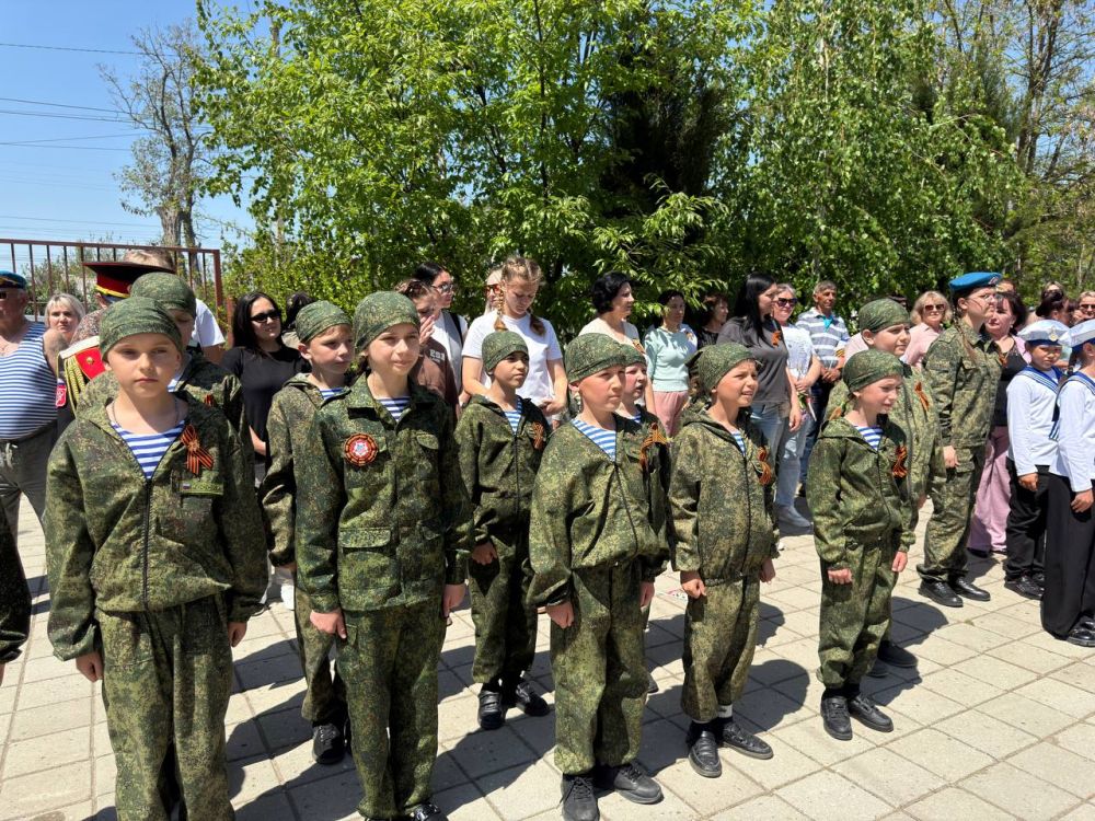 Впечатляющим удался марш-смотр учащихся в форме различного вида войск и юнармейцев в поселковой школе Впечатляющим удался марш-смотр учащихся в форме различного вида войск и юнармейцев в поселковой школе