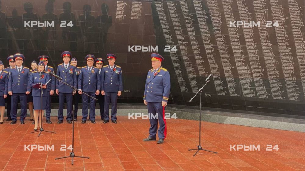 Молодые следователи Крыма приняли присягу офицера СК Молодые следователи Крыма приняли присягу офицера СК