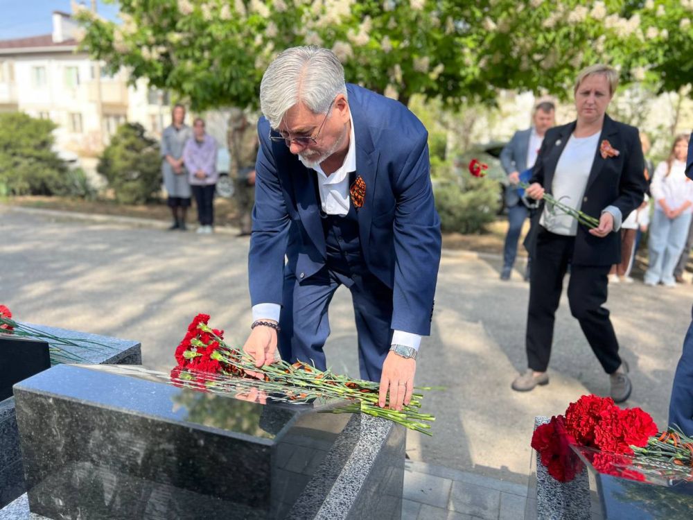 В Джанкое открыли мемориальные плиты участникам СВО, погибшим при исполнении воинского долга В Джанкое открыли мемориальные плиты участникам СВО, погибшим при исполнении воинского долга