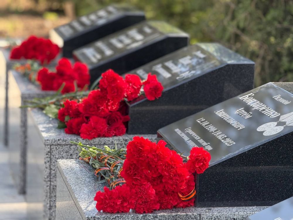В Джанкое открыли мемориальные плиты участникам СВО, погибшим при исполнении воинского долга В Джанкое открыли мемориальные плиты участникам СВО, погибшим при исполнении воинского долга