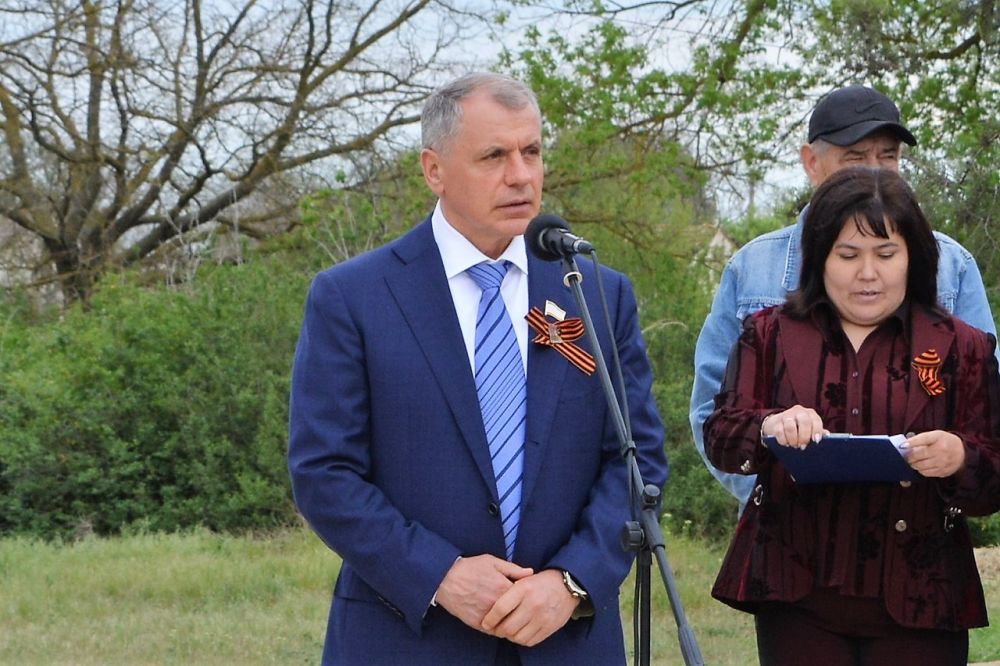 В с. Абрикосово после реставрации открыли памятник землякам, погибшим в ВОВ В с. Абрикосово после реставрации открыли памятник землякам, погибшим в ВОВ