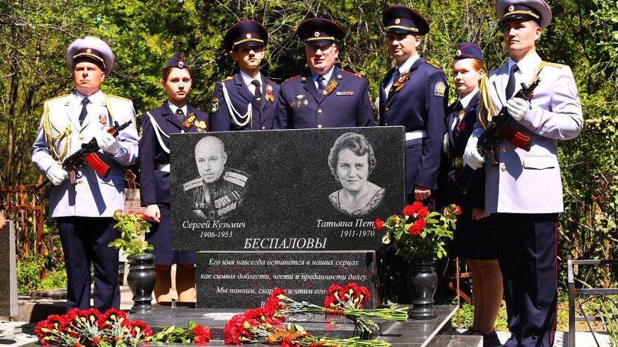 В Крыму полицейские благоустроили место захоронения ветерана ВОВ, участкового симферопольской милиции В Крыму полицейские благоустроили место захоронения ветерана ВОВ, участкового симферопольской милиции