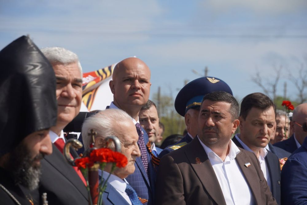 В Керчи на Аджимушкайской земле открыт Мемориальный комплекс В Керчи на Аджимушкайской земле открыт Мемориальный комплекс