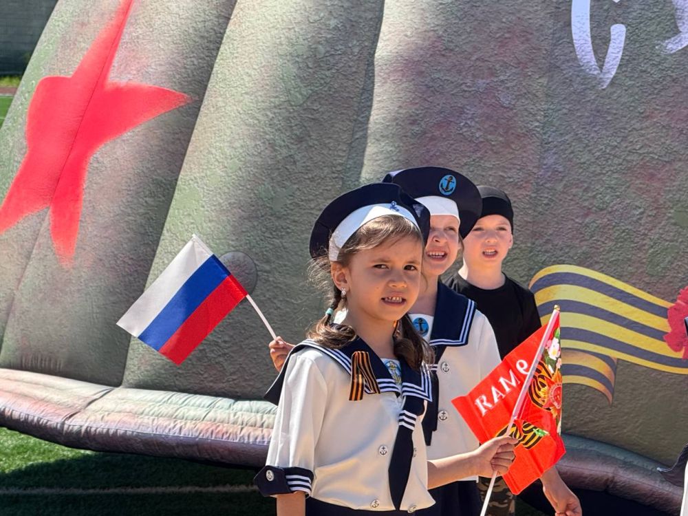 В честь Дня Победы дети прошли торжественным маршем разного вида войск В честь Дня Победы дети прошли торжественным маршем разного вида войск
