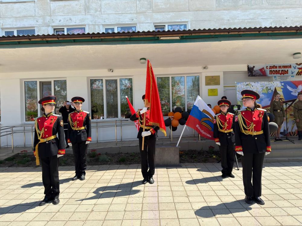 Впечатляющим удался марш-смотр учащихся в форме различного вида войск и юнармейцев в поселковой школе Впечатляющим удался марш-смотр учащихся в форме различного вида войск и юнармейцев в поселковой школе