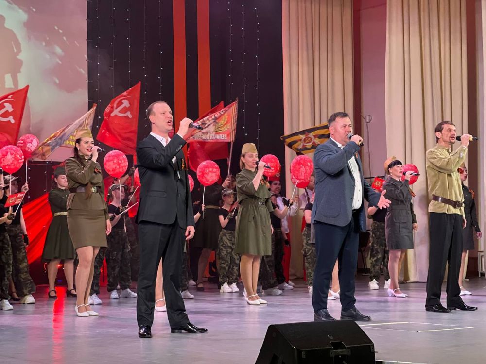 Руководители города поздравили джанкойцев с праздником Великой Победы Руководители города поздравили джанкойцев с праздником Великой Победы