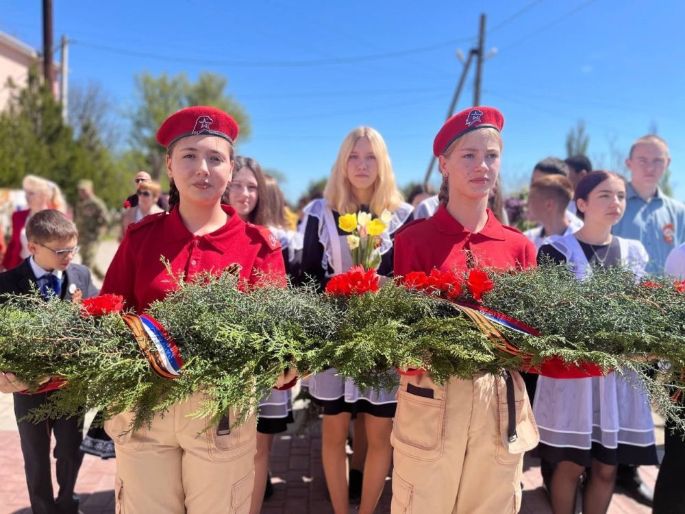 В Краснофлотской школе состоялось торжественное открытие памятного знака Герою-земляку Ивану Ивановичу Бурик на «Аллее Героев» В Краснофлотской школе состоялось торжественное открытие памятного знака Герою-земляку Ивану Ивановичу Бурик на «Аллее Героев»